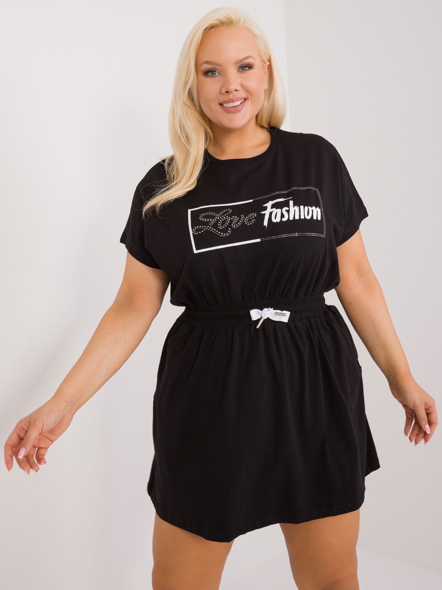 Czarna mini sukienka plus size z napisem