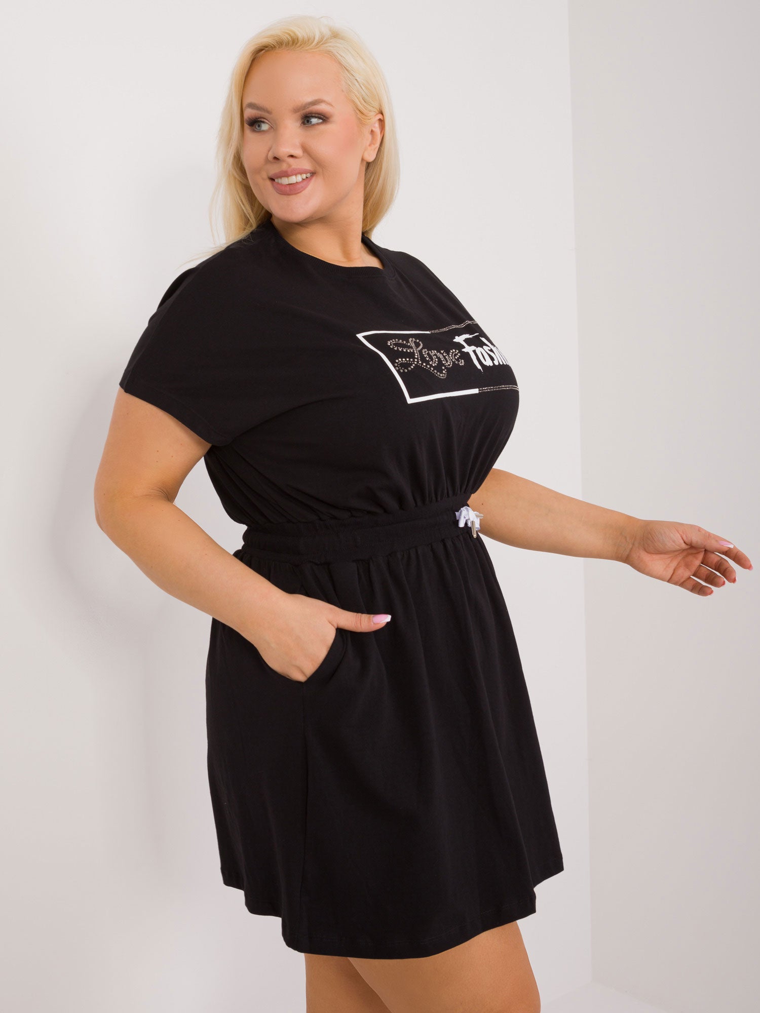 Czarna mini sukienka plus size z napisem