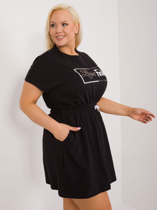 Czarna mini sukienka plus size z napisem