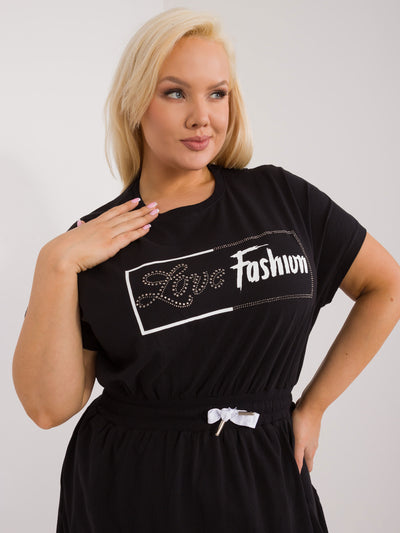 Czarna mini sukienka plus size z napisem