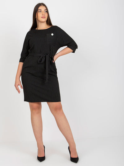 Czarna ołówkowa sukienka plus size w paski z wiązaniem