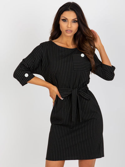 Czarna ołówkowa sukienka plus size w paski z wiązaniem