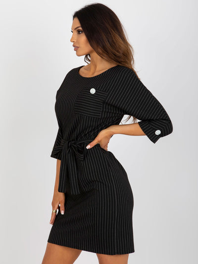 Czarna ołówkowa sukienka plus size w paski z wiązaniem