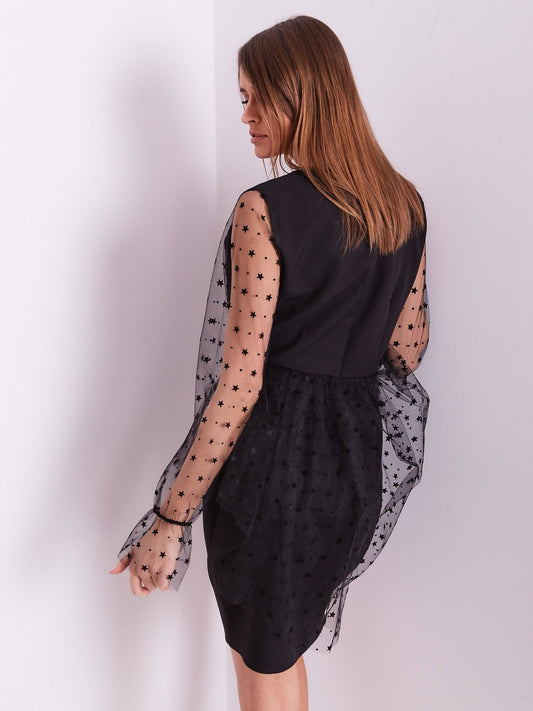 Elegancka czarna sukienka z tiulowymi rękawami