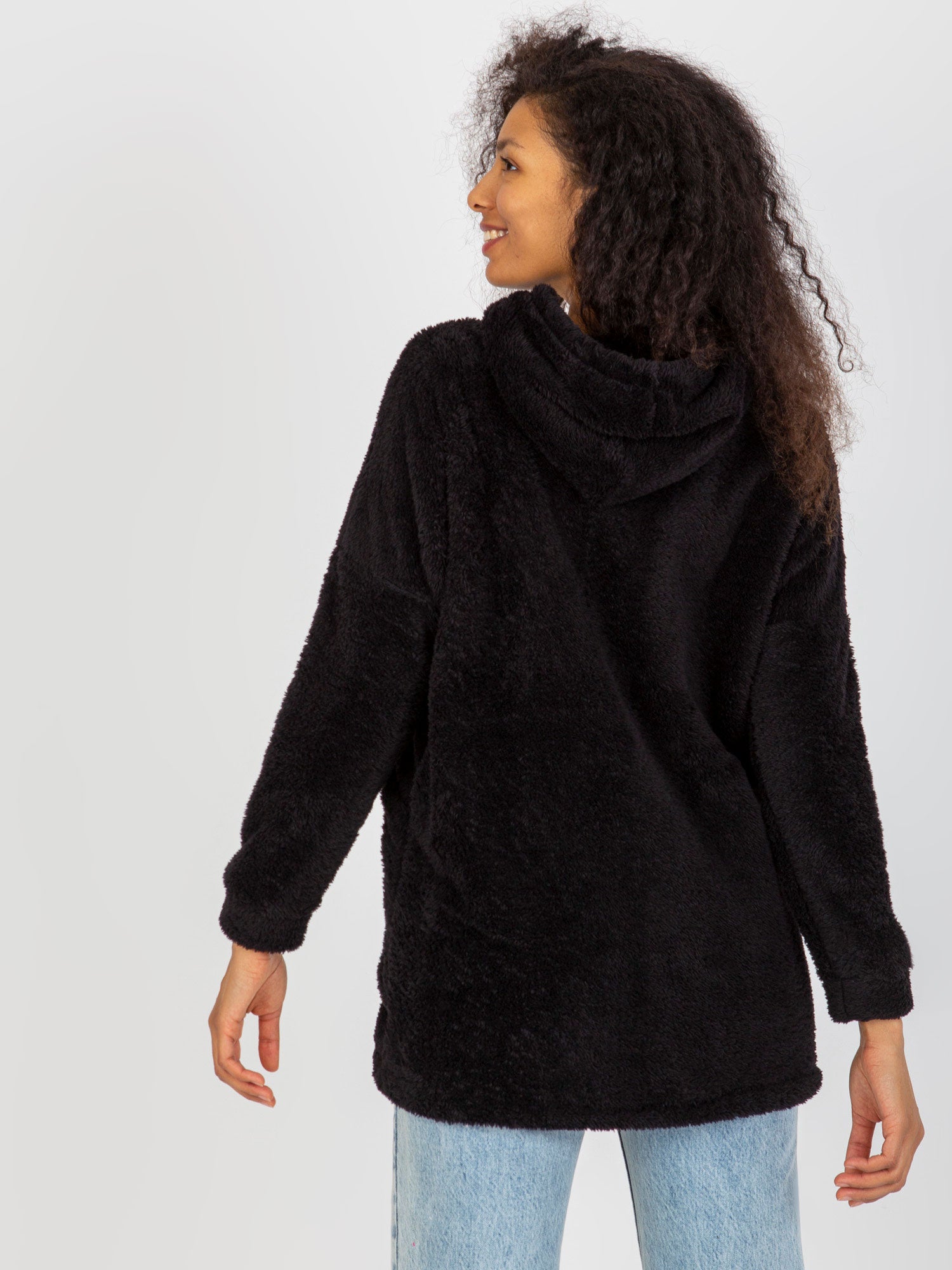 Czarna futrzana bluza rozpinana z kieszeniami RUE PARIS