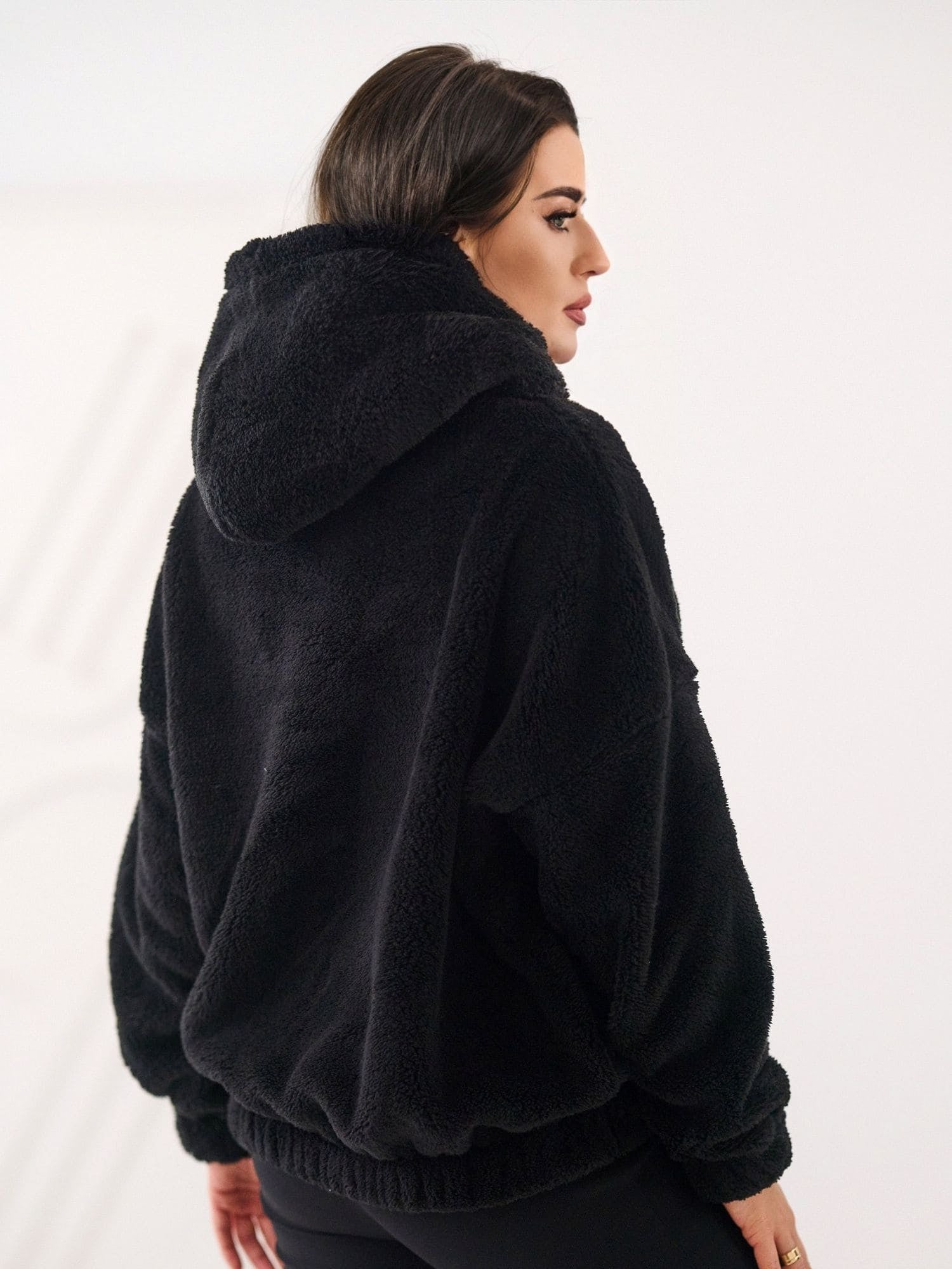 Czarna futrzana bluza kangurka