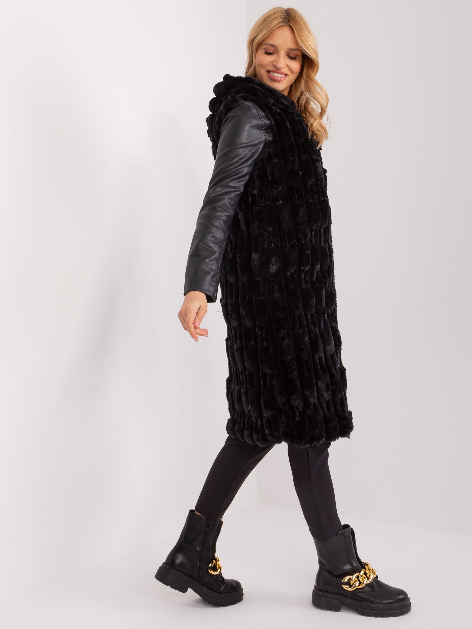 Czarna futrzana kamizelka z suwakiem