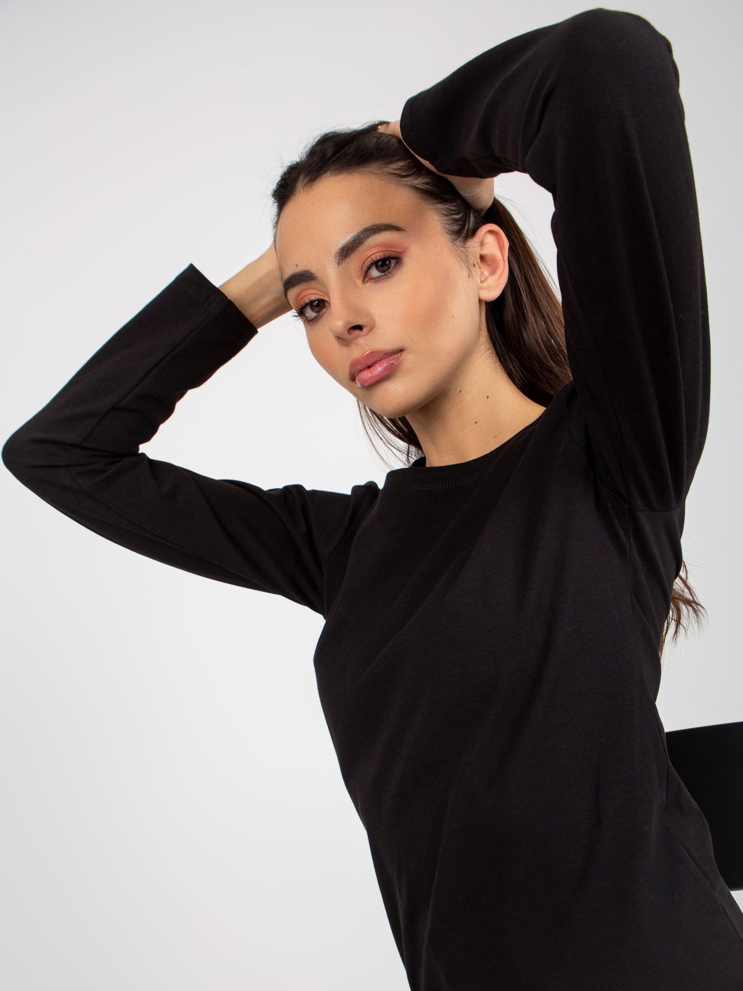 Czarna gładka bluzka longsleeve z okrągłym dekoltem