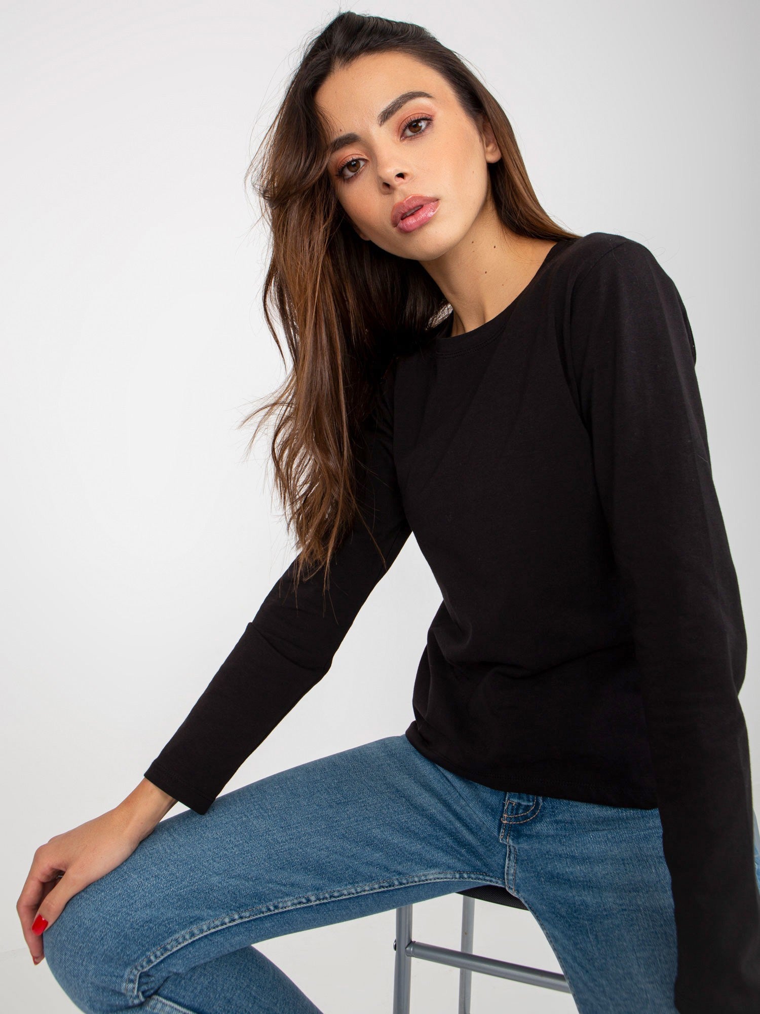 Czarna gładka bluzka longsleeve z okrągłym dekoltem