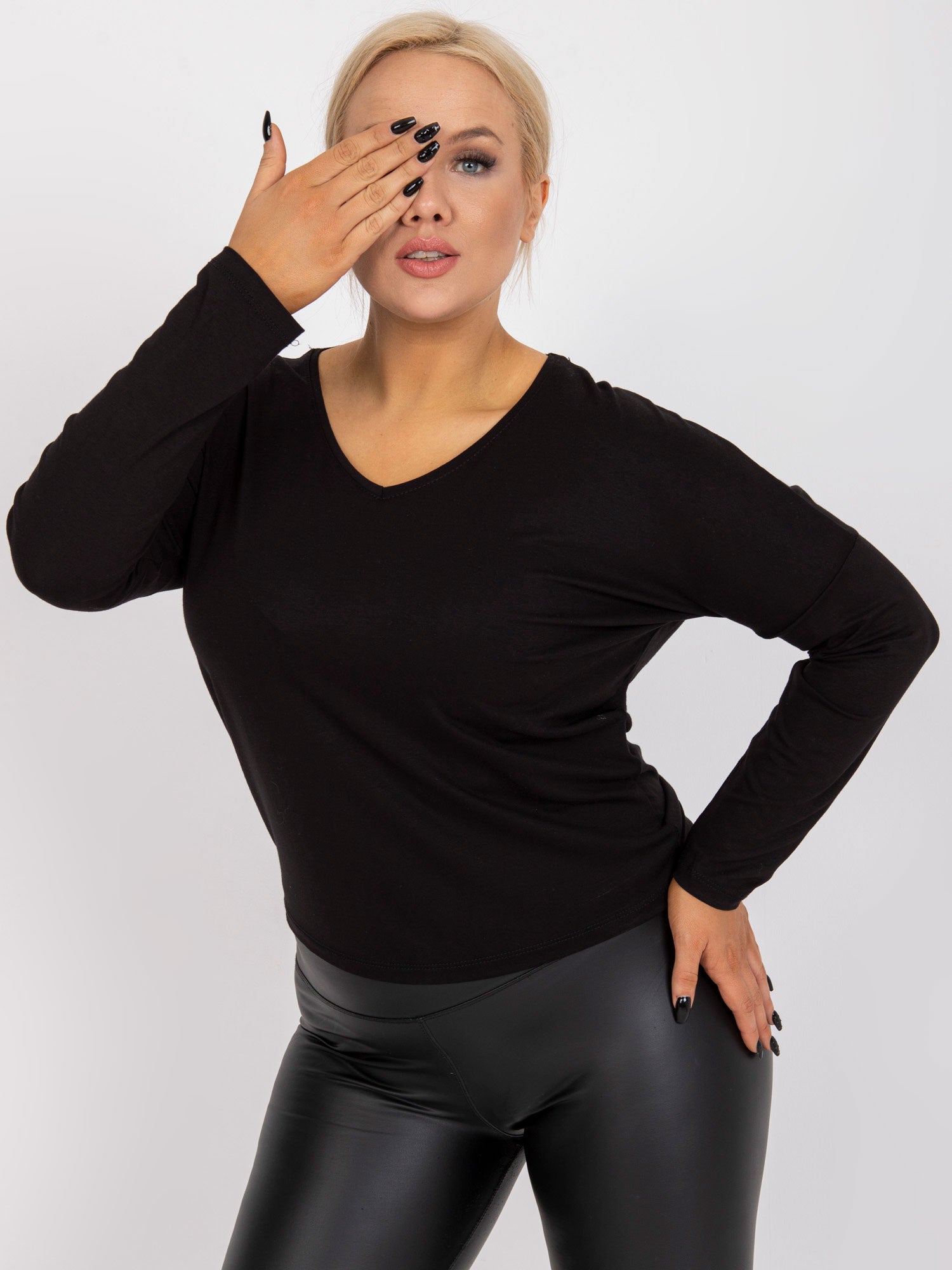 Czarna gładka bluzka plus size z wiskozy