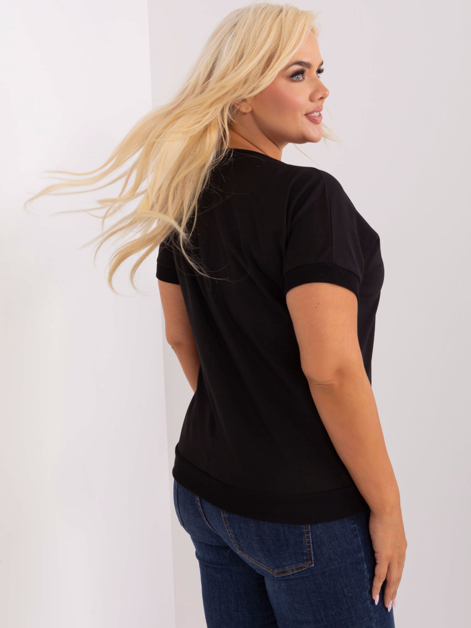 Czarna bluzka plus size z okrągłym dekoltem