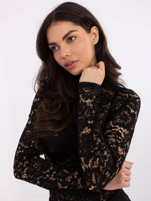 Czarna dopasowana bluzka z koronki