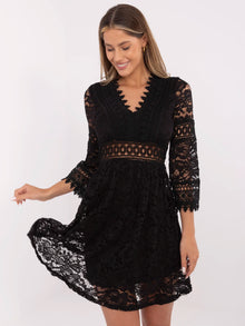 Czarna koronkowa sukienka w stylu boho