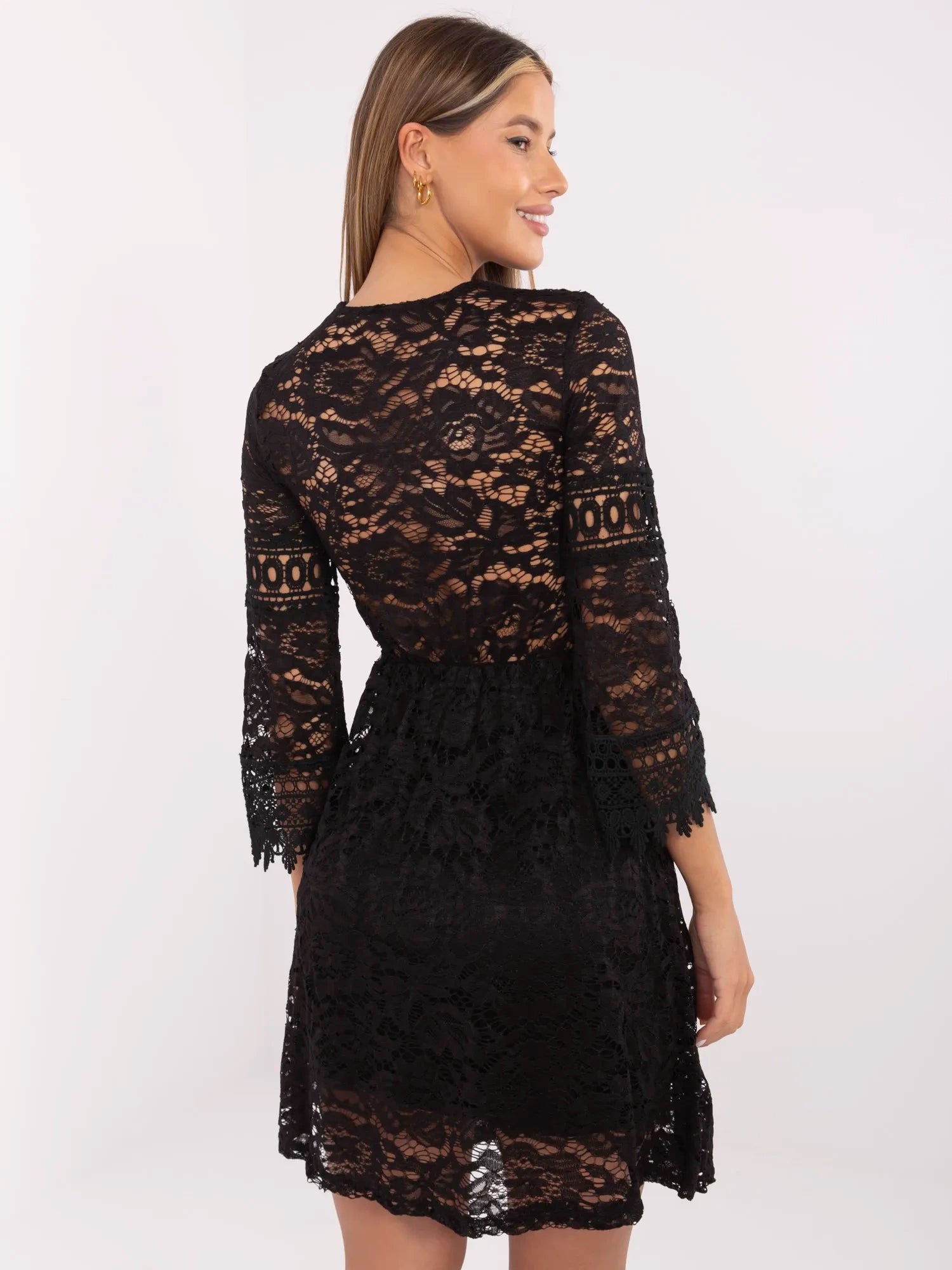 Czarna koronkowa sukienka w stylu boho