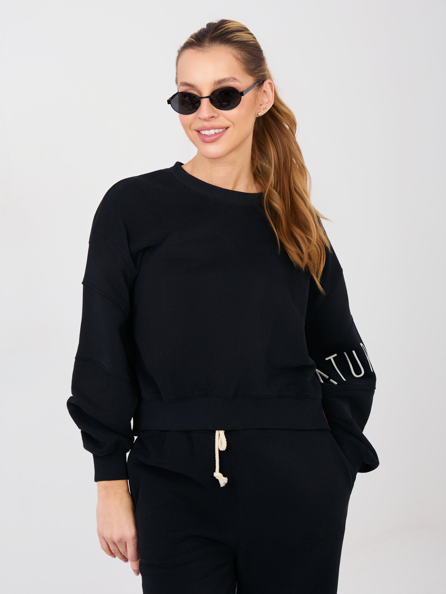 NATURAL SIDE Czarna krótka bluza z okrągłym dekoltem