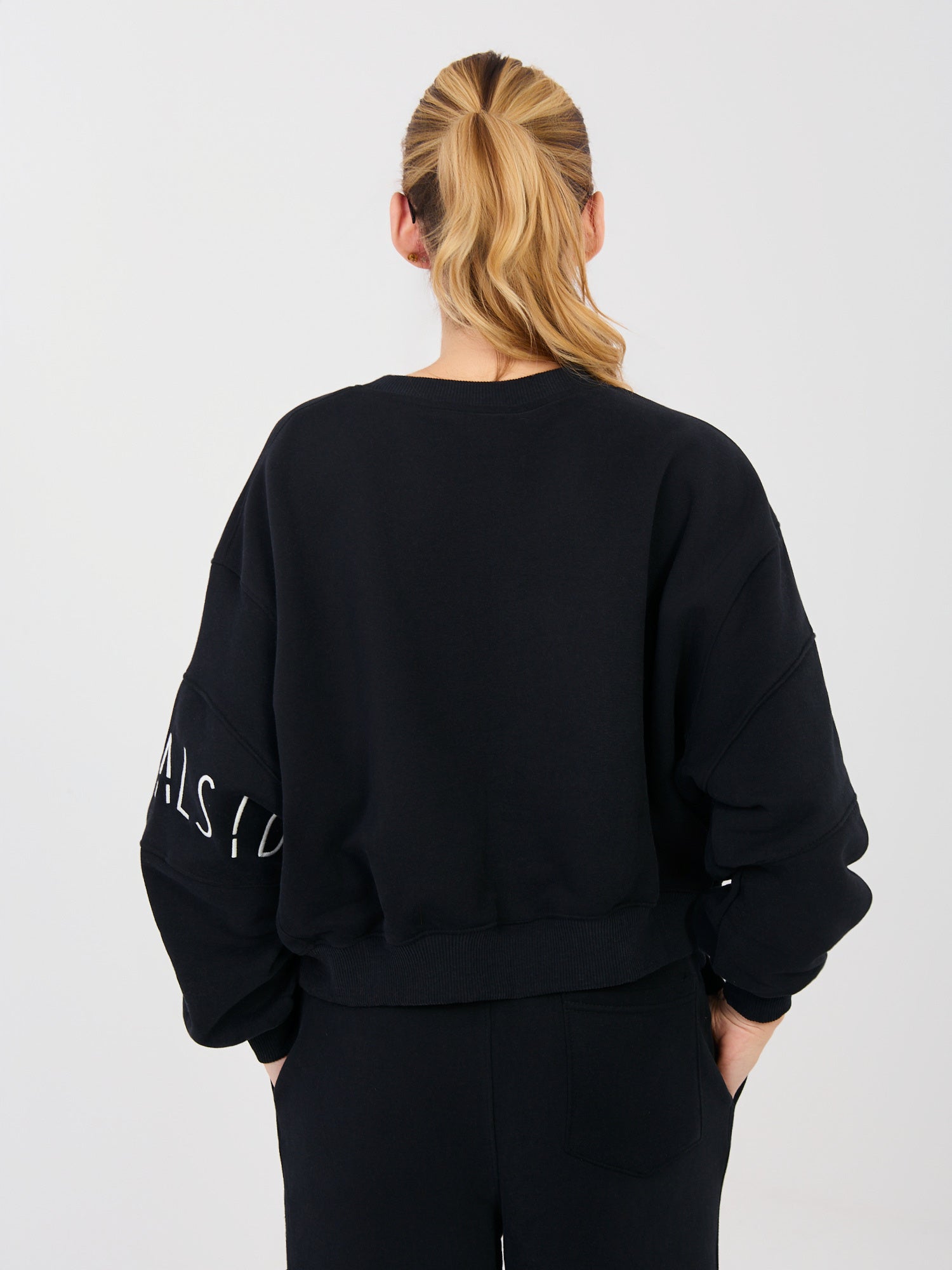 NATURAL SIDE Czarna krótka bluza z okrągłym dekoltem