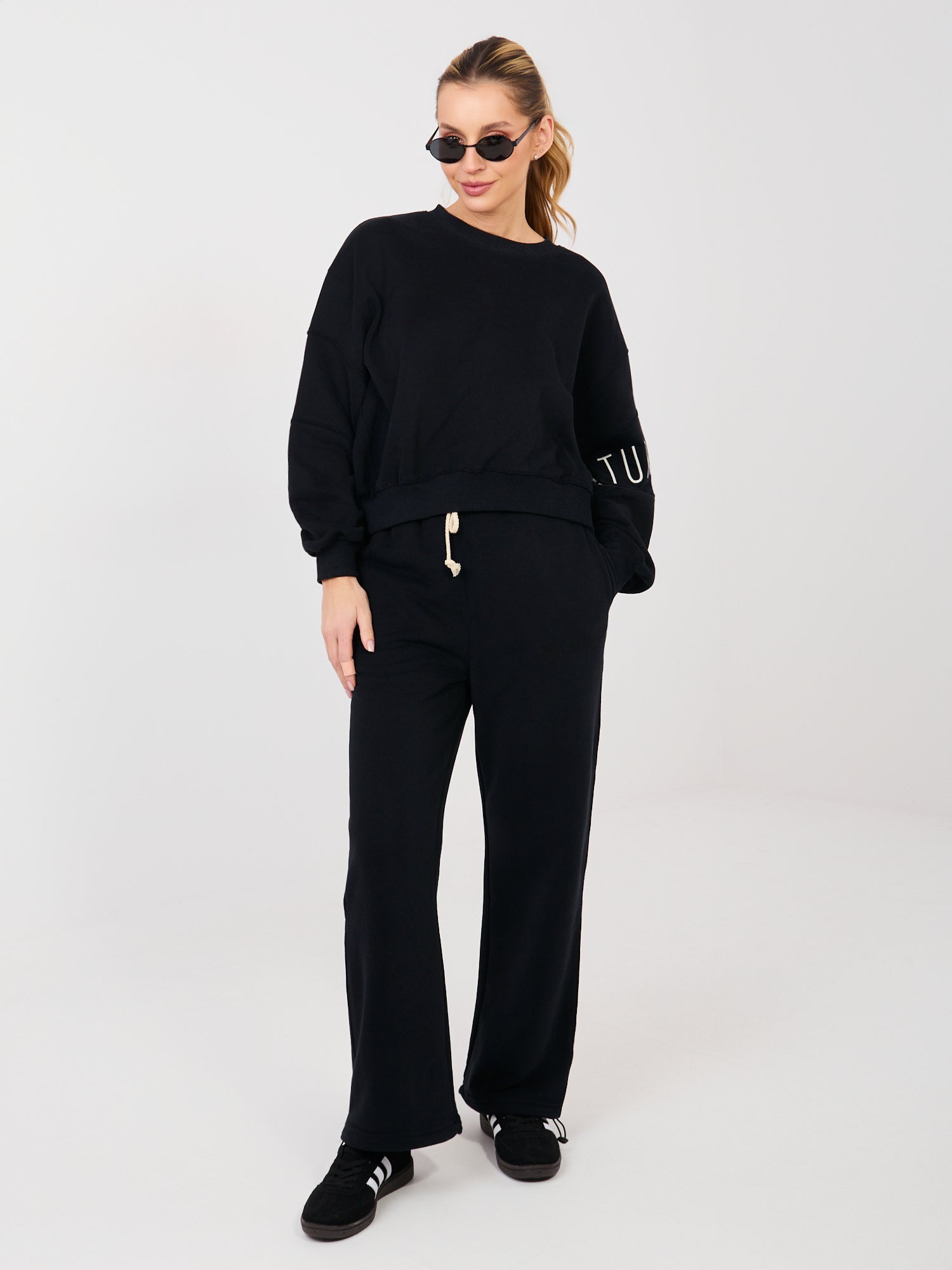 NATURAL SIDE Czarna krótka bluza z okrągłym dekoltem
