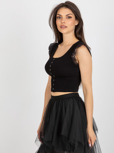 Czarna prążkowana bluzka z koronką przy rękawach