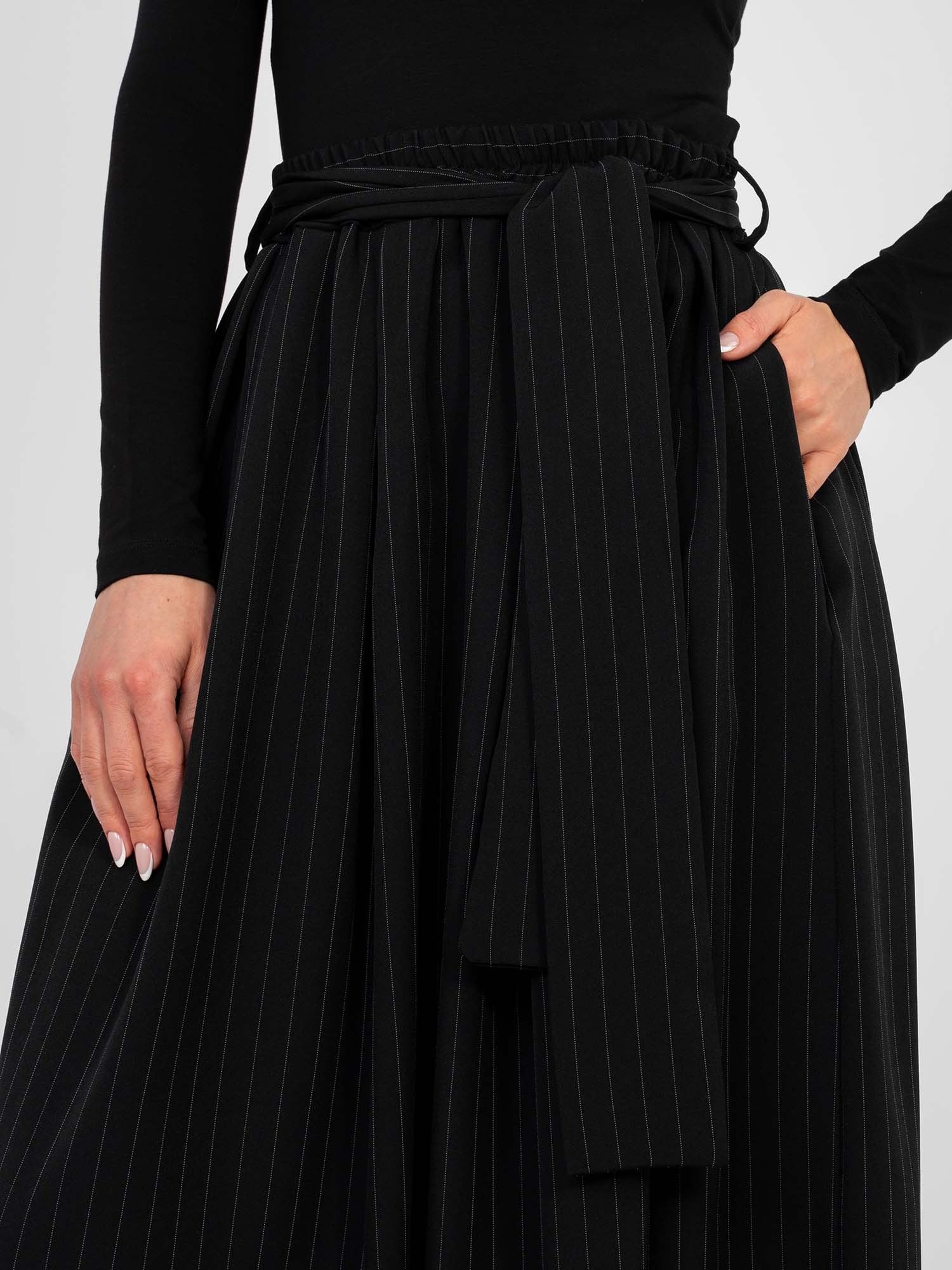 Czarna elegancka spódnica z wszytym paskiem