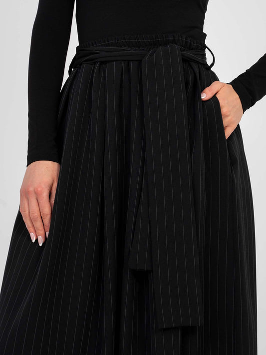 Czarna elegancka spódnica z wszytym paskiem