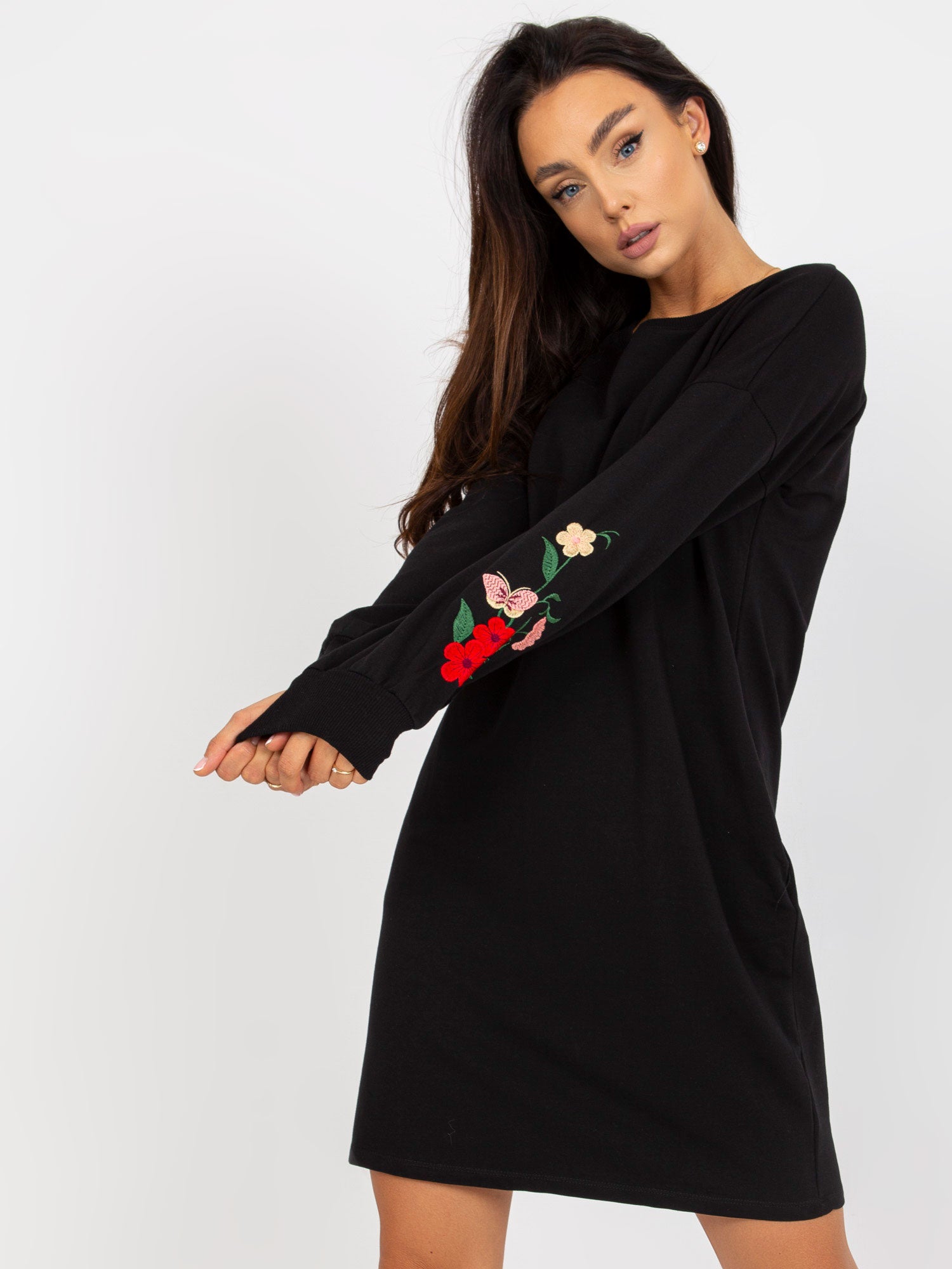Czarna mini sukienka dresowa z haftem RUE PARIS