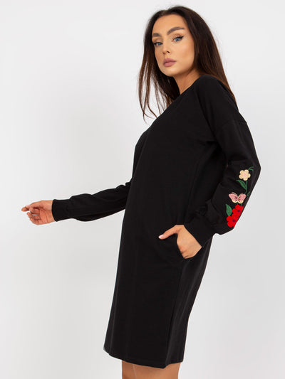 Czarna mini sukienka dresowa z haftem RUE PARIS