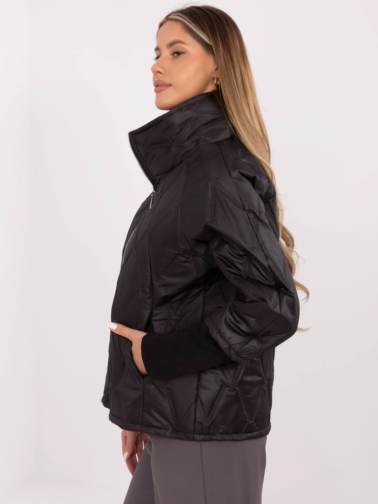 Czarna przejściowa kurtka damska z pikowaniem