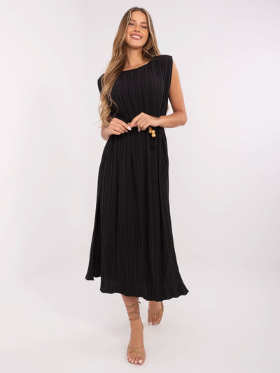 Czarna letnia sukienka z poduszkami na ramionach