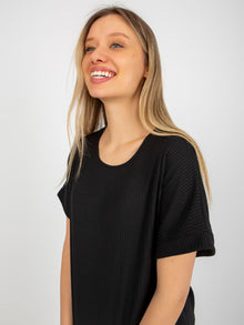 Czarna prążkowana bluzka oversize z krótkim rękawem