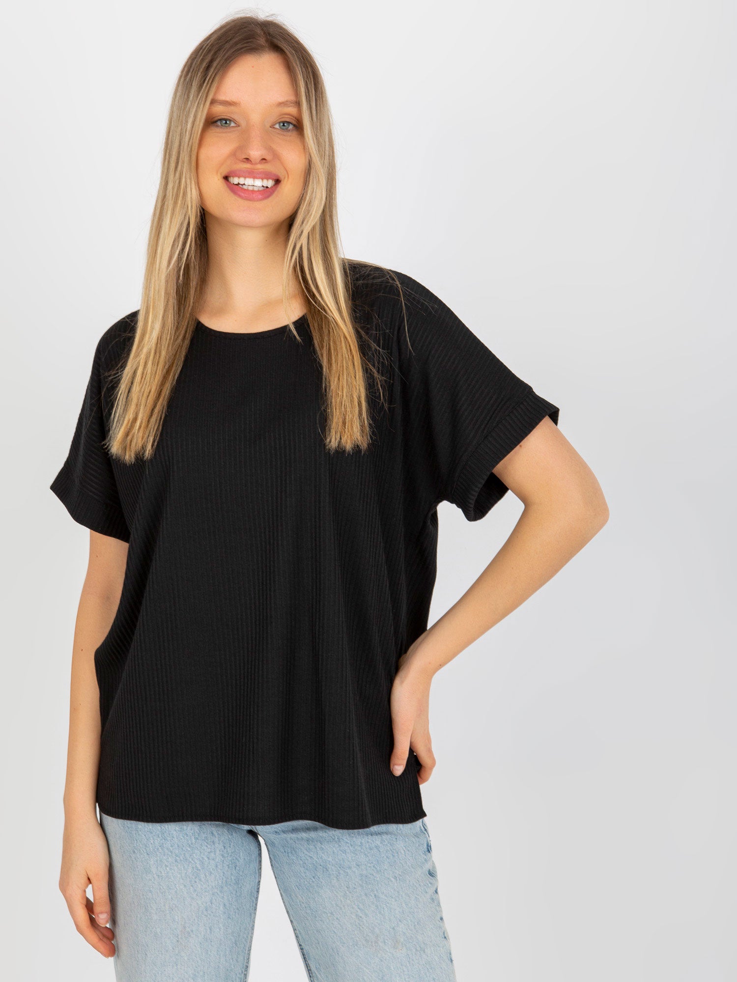 Czarna prążkowana bluzka oversize z krótkim rękawem