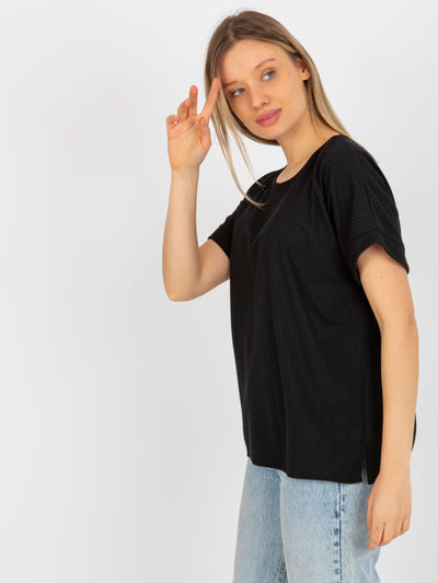 Czarna prążkowana bluzka oversize z krótkim rękawem