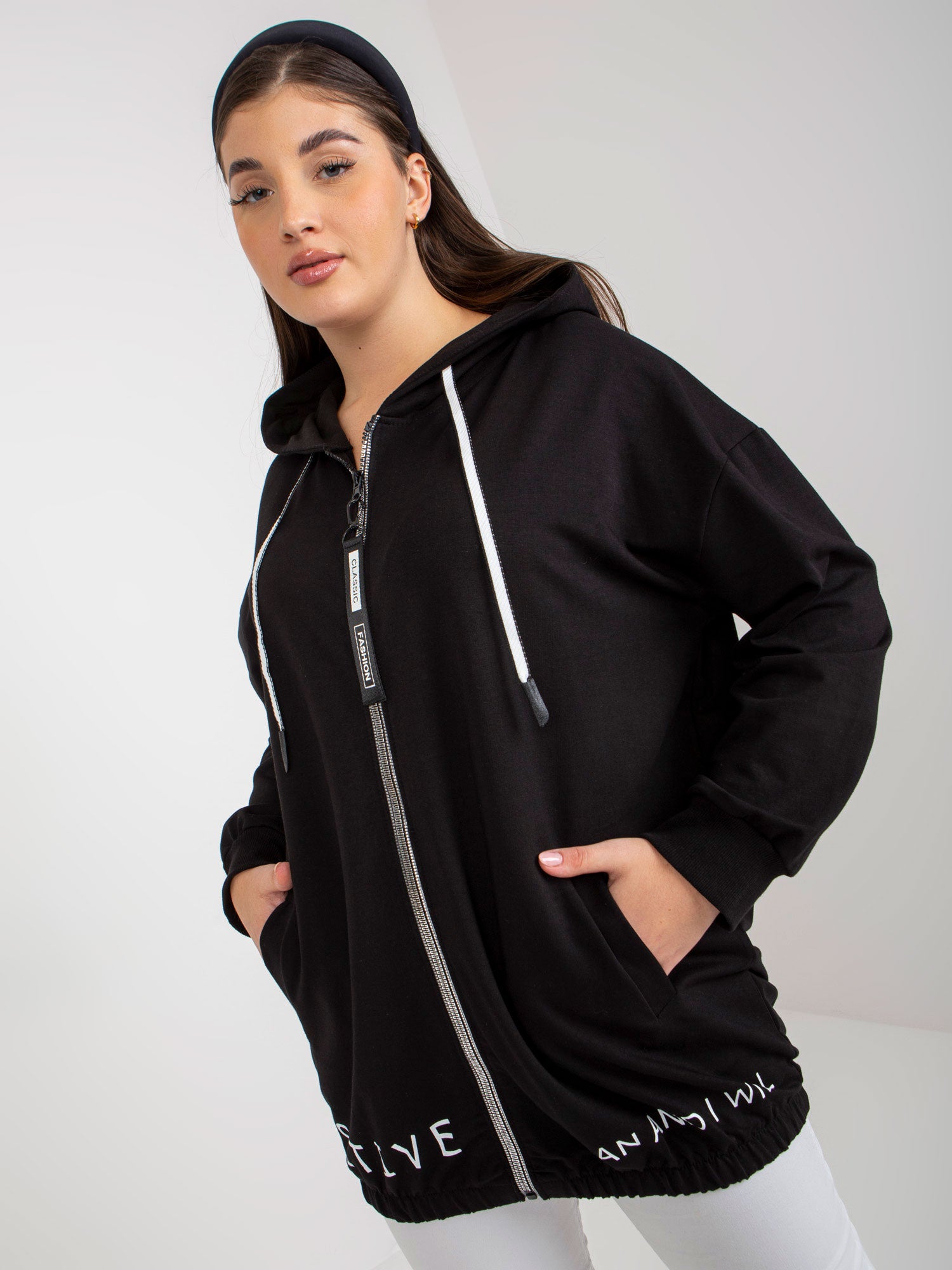 Czarna rozpinana bluza plus size z napisami