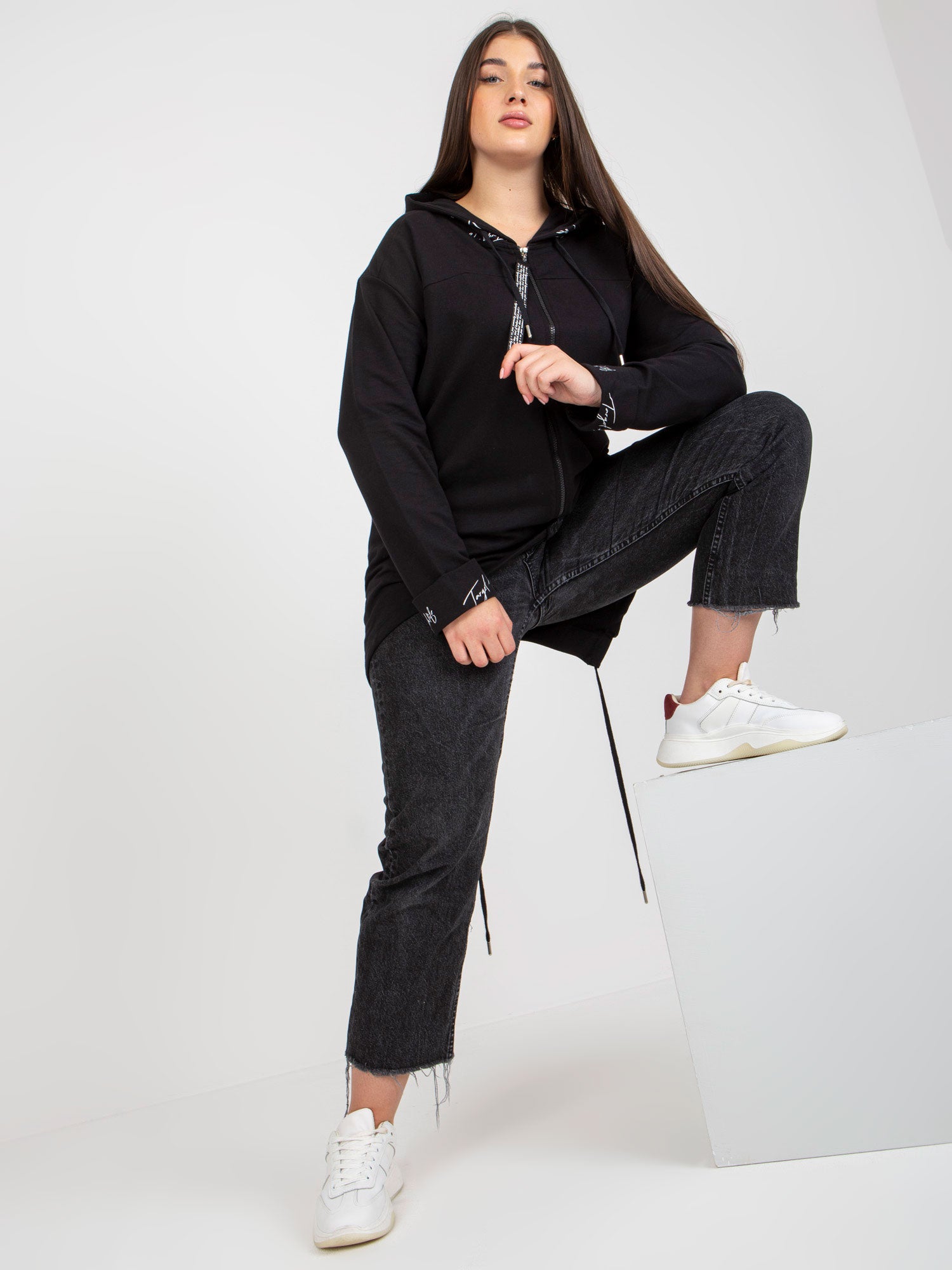 Czarna rozpinana bluza plus size z kapturem i napisami