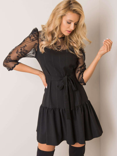 Czarna sukienka z koronkowymi rękawami