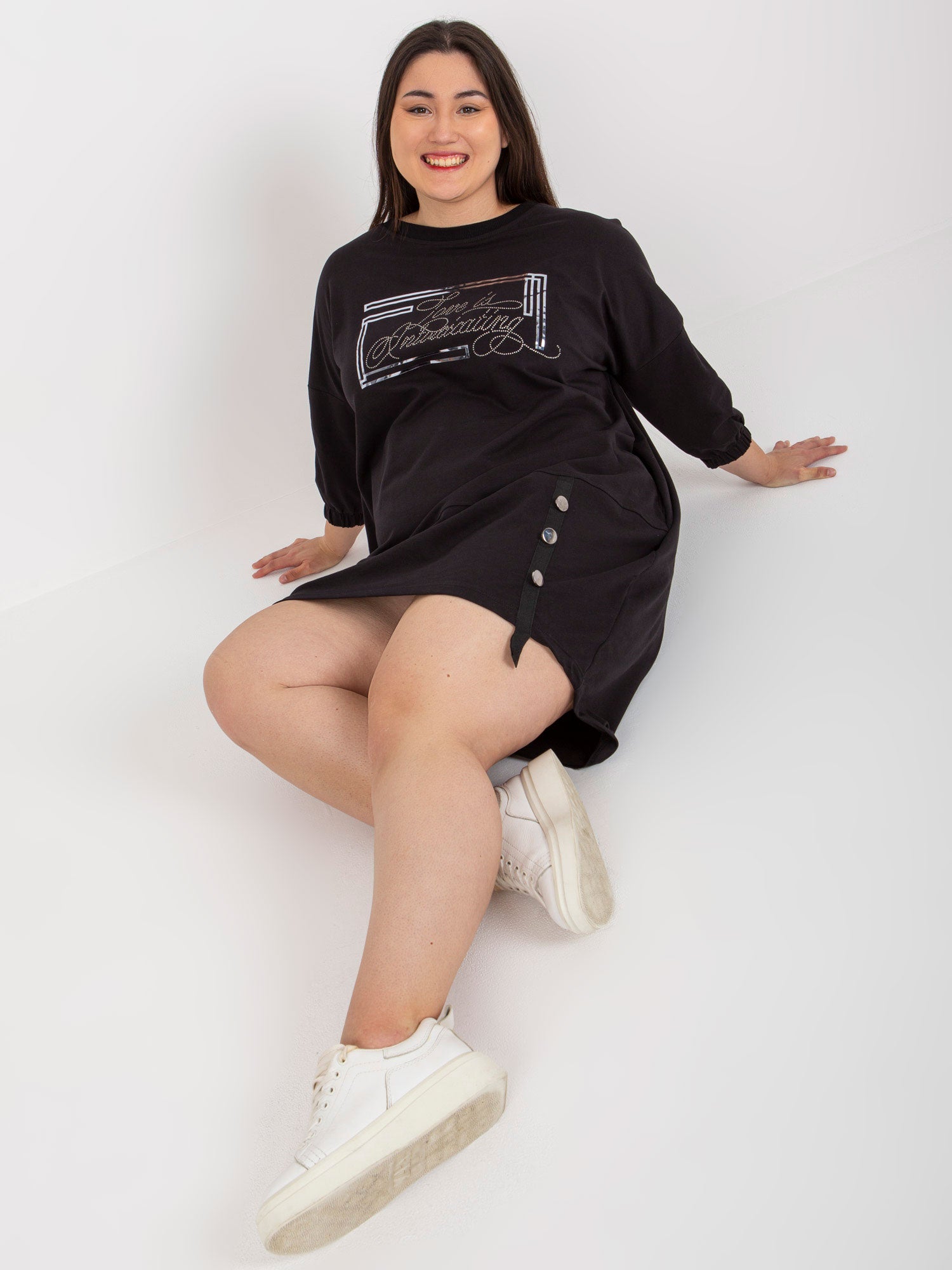 Czarna sukienka plus size z aplikacją z dżetów