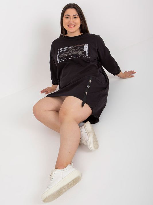 Czarna sukienka plus size z aplikacją z dżetów
