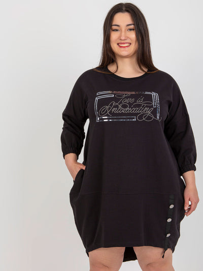 Czarna sukienka plus size z aplikacją z dżetów
