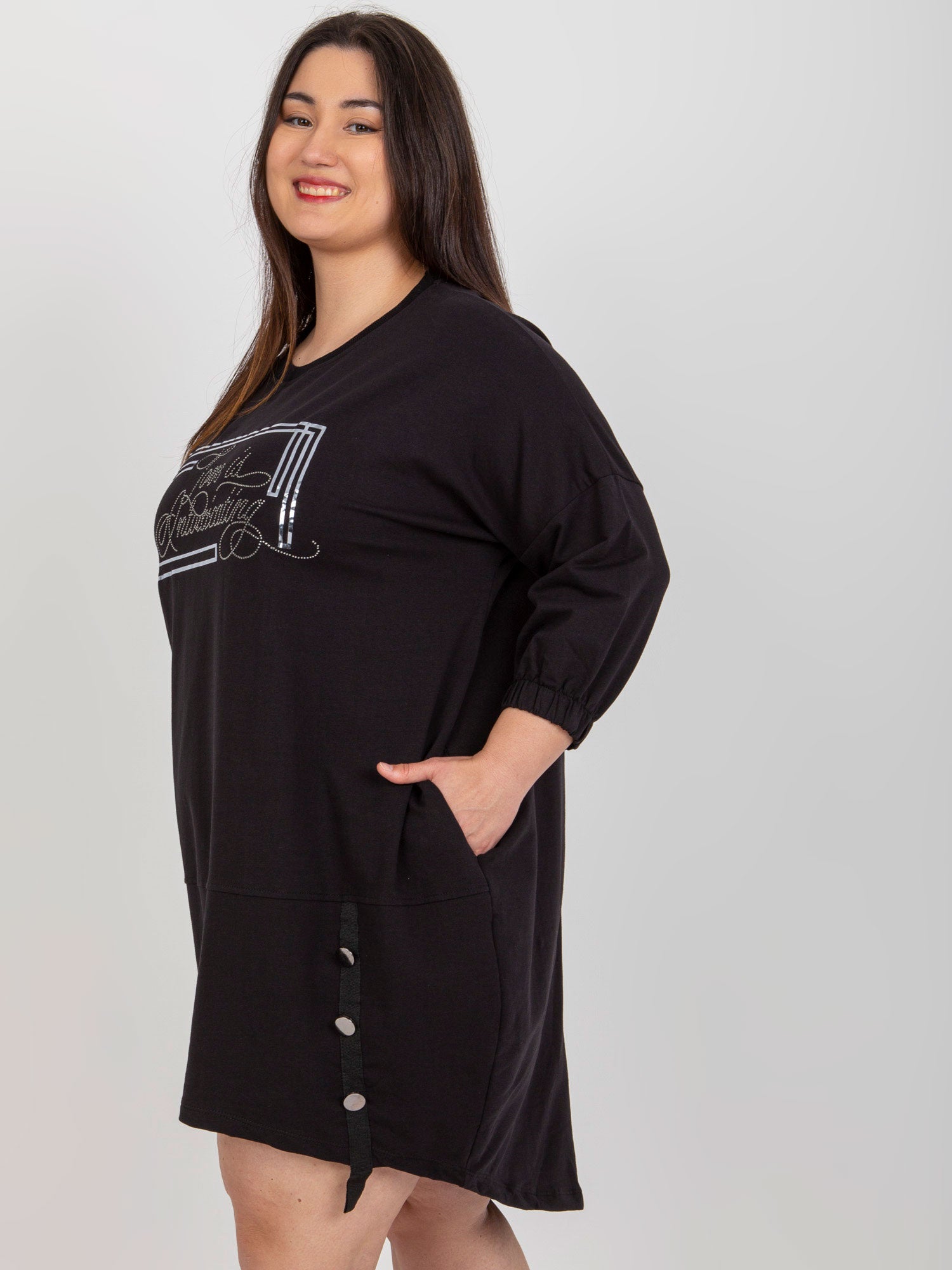 Czarna sukienka plus size z aplikacją z dżetów