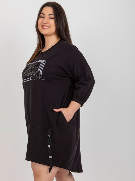 Czarna sukienka plus size z aplikacją z dżetów