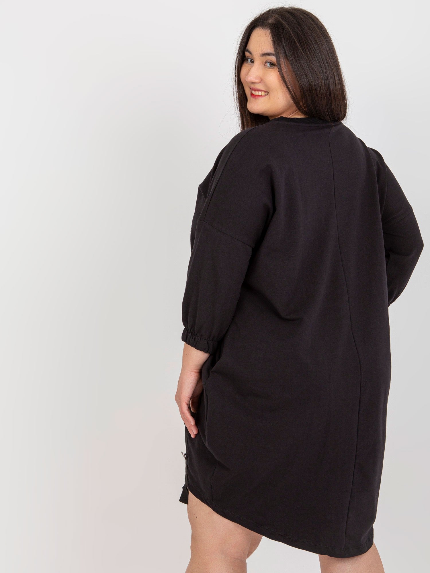 Czarna sukienka plus size z aplikacją z dżetów