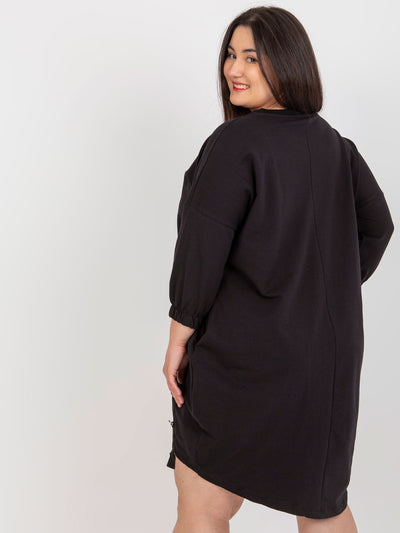 Czarna sukienka plus size z aplikacją z dżetów