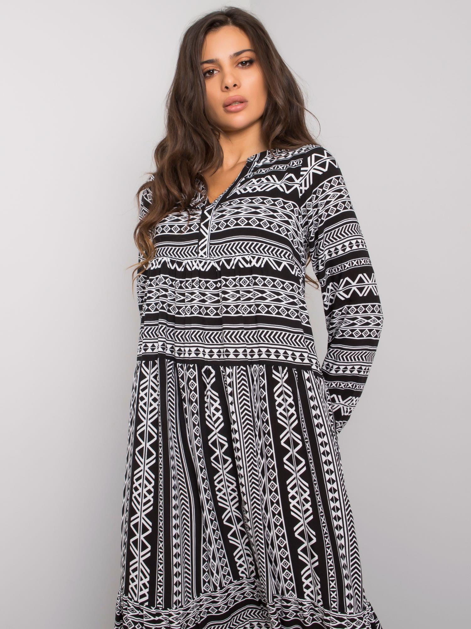 Czarna sukienka maxi w geometryczne wzory