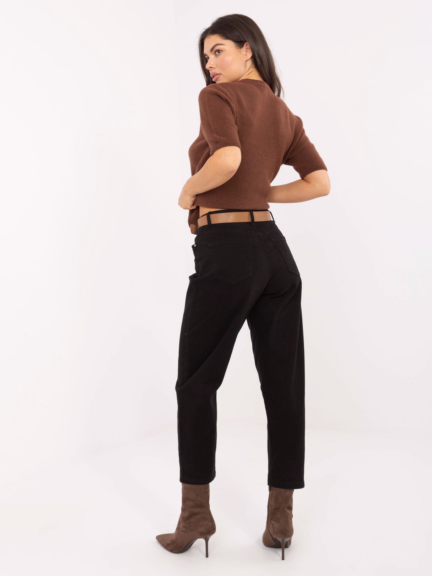 Czarne damskie jeansy mom z paskiem