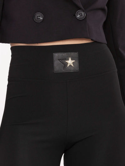 Czarne damskie legginsy z ozdobną naszywką