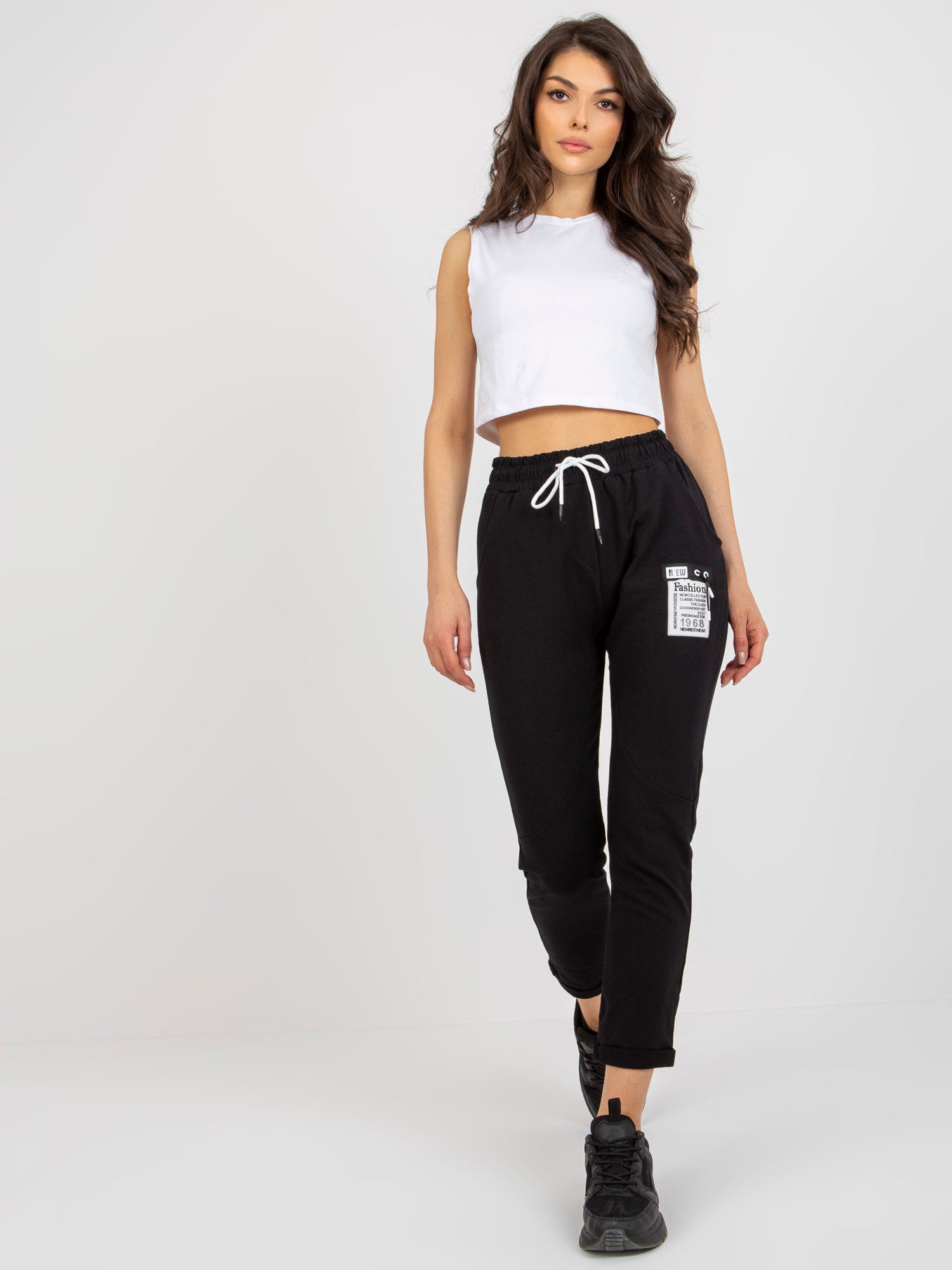 Czarne damskie spodnie dresowe z naszywką