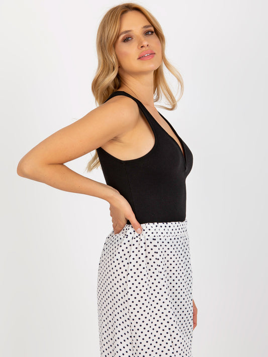 Czarne prążkowane body basic bez rękawów