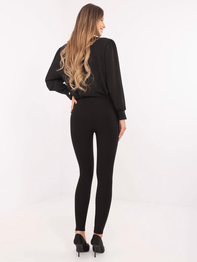 Czarne eleganckie legginsy z ozdobnymi guzikami