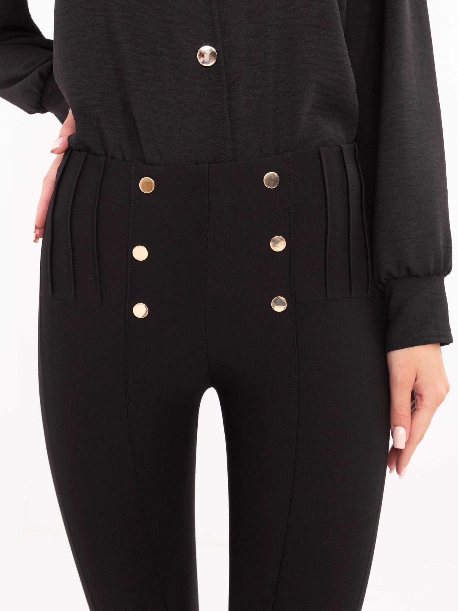 Czarne eleganckie legginsy z ozdobnymi guzikami