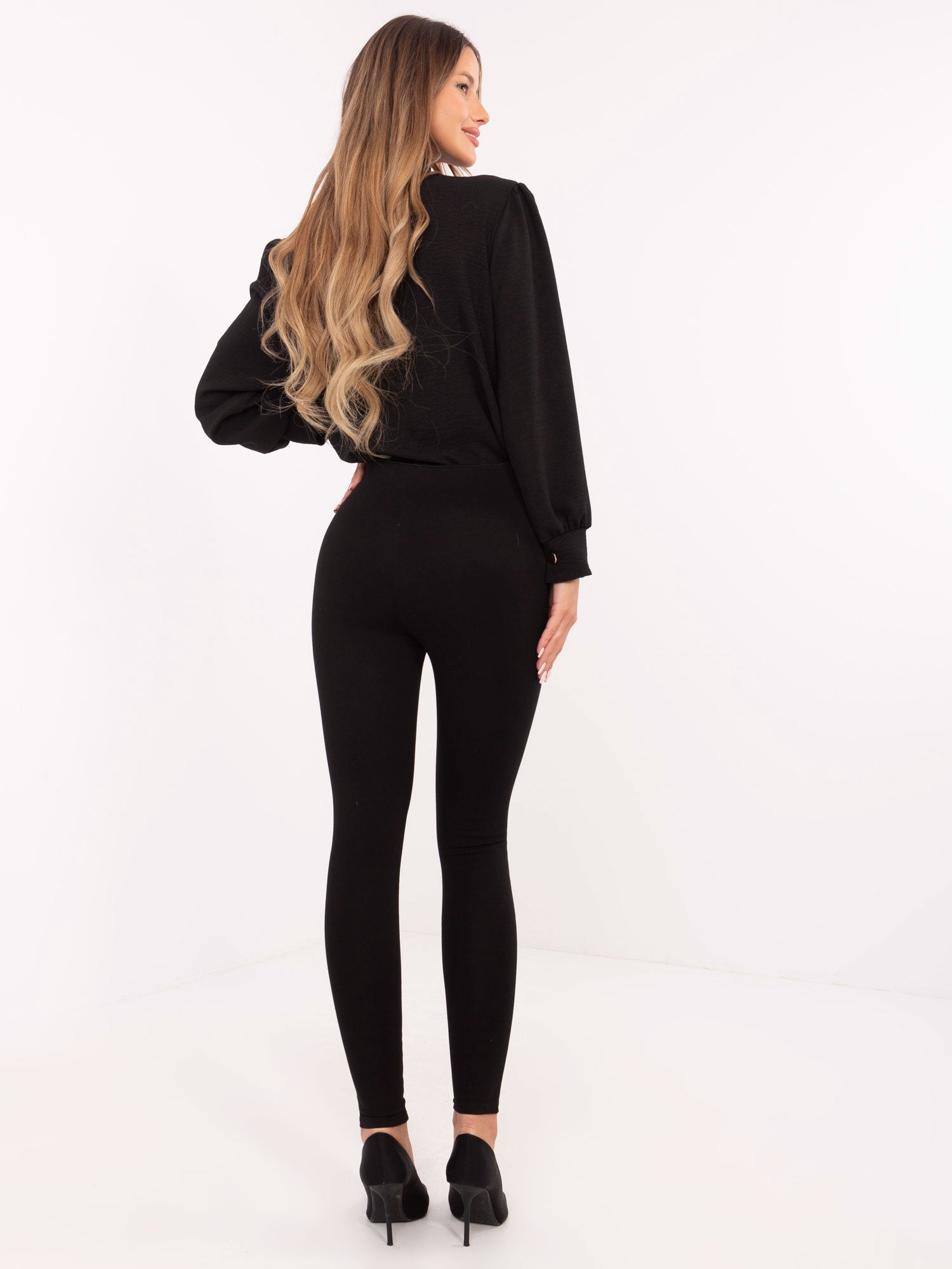 Czarne eleganckie legginsy z guzikami z przodu