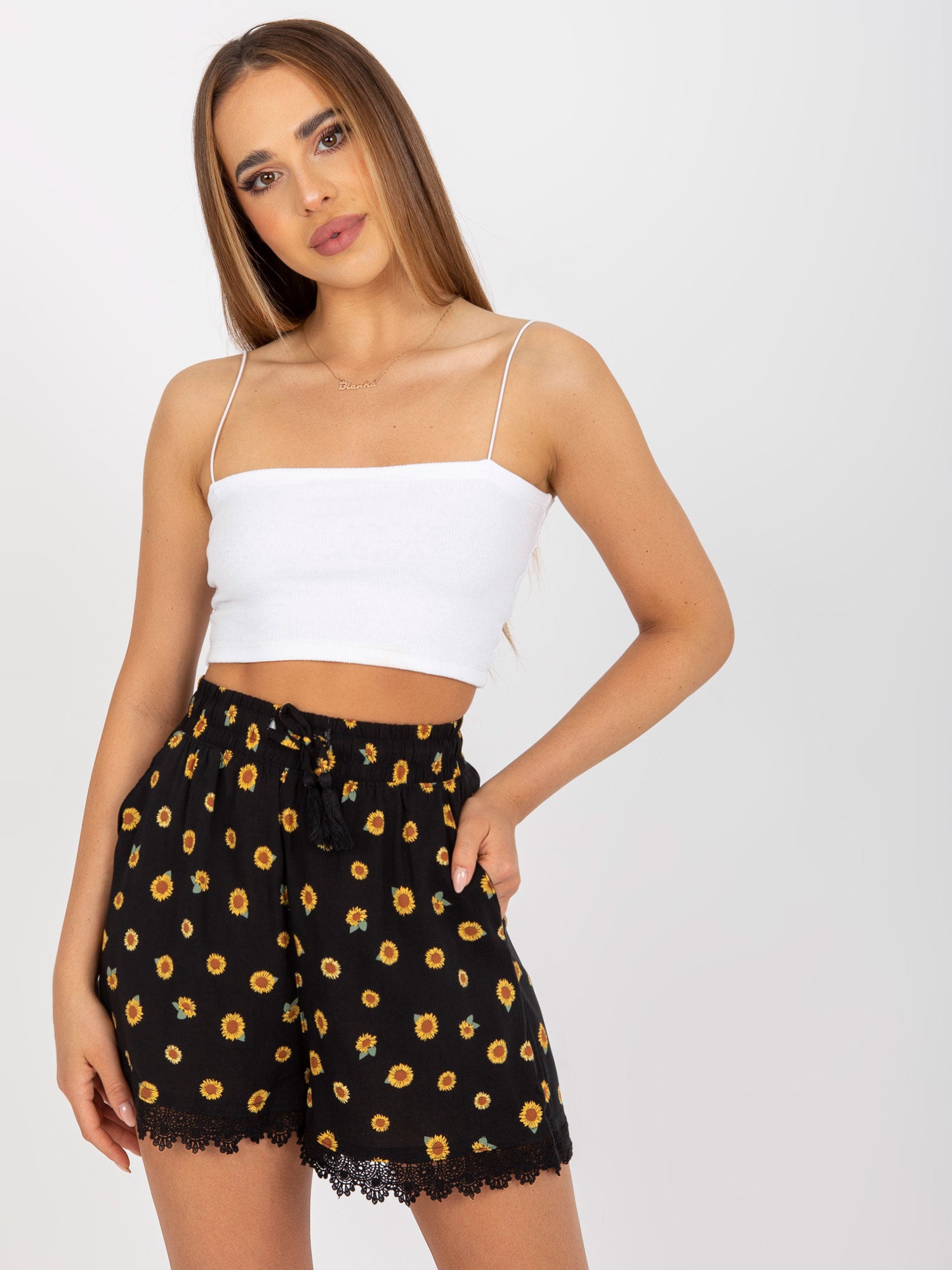 Czarne letnie szorty casualowe z printami SUBLEVEL